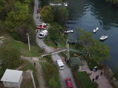 V Srbiji se je pod težo turistov zru&scaron;il most. 