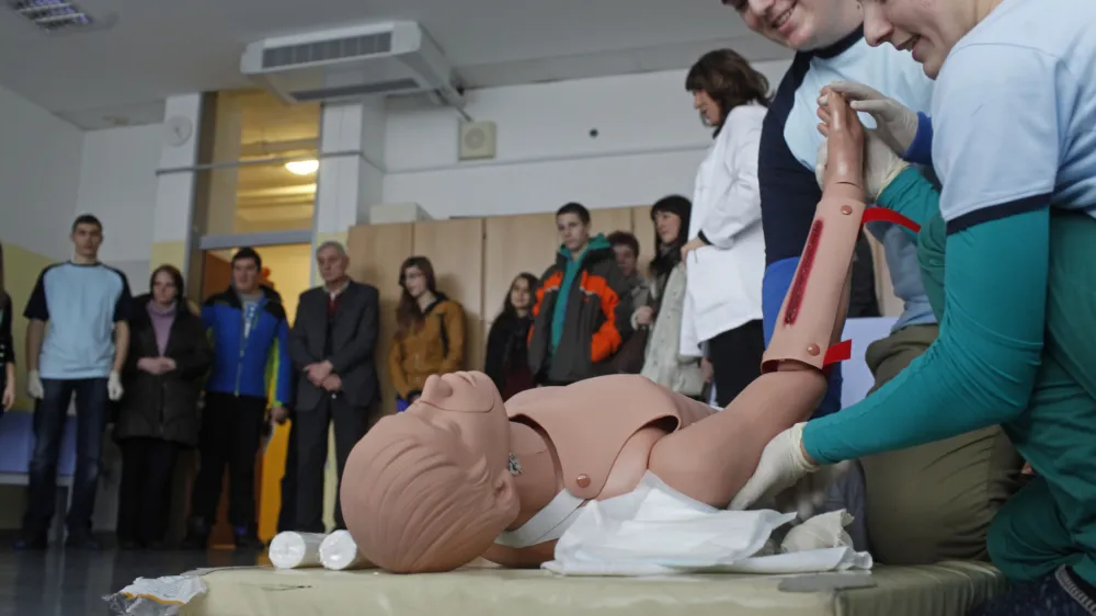 <br> simbolična fotografija - zdravstvo - medicinske sestre <br><br>praktični pouk - prva pomoč - Srednja zdravstvena &scaron;ola v Ljubljani, Poljanska c.61, - Informativni dnevi 2013 -- informativni dan na fakultetah in srednjih &scaron;olah za bodoče &scaron;tudente in dijake - izobraževanje - &scaron;olstvo - &scaron;tudij - dijaki - &scaron;tudenti - ///FOTO: Luka Cjuha