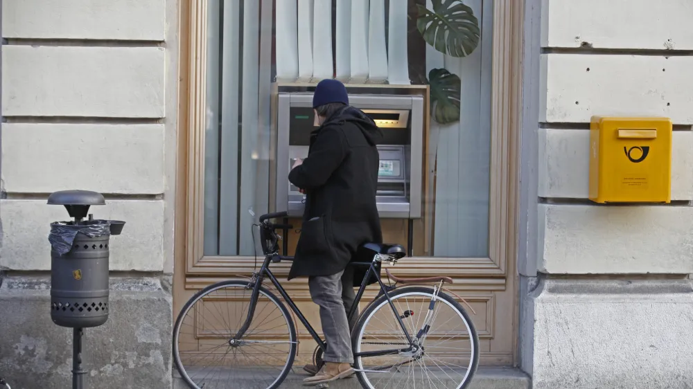 - obrtniki protestno dvigovali gotovino na bankomatih. - člani Obrtno-podjetni&scaron;ke zbornice (OZS) z dvigom gotovine iz bankomatov nadaljujejo državljansko nepokor&scaron;čino, ki so jo v začetku meseca začeli s pro&scaron;njami na davčno upravo za odlog plačil prispevkov in davkov.   ///FOTO: Luka Cjuha
