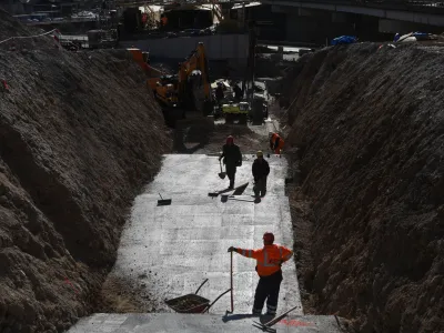 simbolična fotografija - delavci družbe Cengiz Slovenija - - 02.03.2022 - Avtocestni predor Karavanke - gradnja druge cevi avtocestnega predora med Slovenijo in Avstrijo - //FOTO: Luka Cjuha.