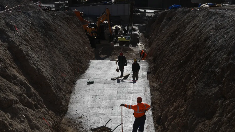 simbolična fotografija - delavci družbe Cengiz Slovenija - - 02.03.2022 - Avtocestni predor Karavanke - gradnja druge cevi avtocestnega predora med Slovenijo in Avstrijo - //FOTO: Luka Cjuha.