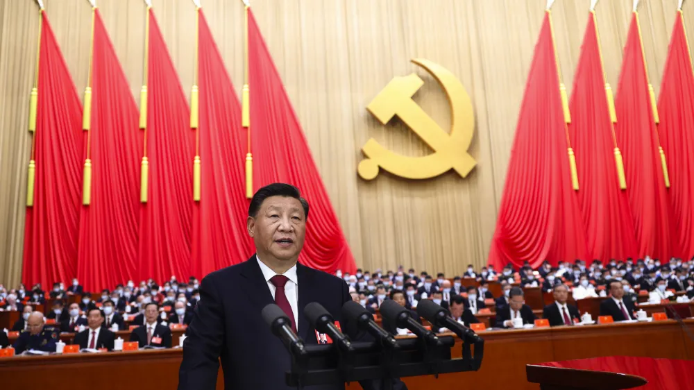 Xi Jinping je na kongresu kitajske komunistične partije v svojem govoru 2200 delegatom &raquo;nacionalno vojno proti virusu, ki re&scaron;uje življenja&laquo;, označil za svoj največji uspeh.F
