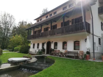 Prijetno vzdu&scaron;je na turistični kmetiji ustvari tudi potoček, poln postrvi.