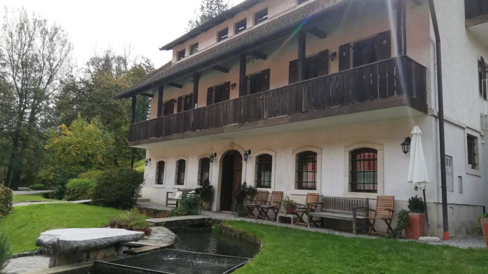 Prijetno vzdu&scaron;je na turistični kmetiji ustvari tudi potoček, poln postrvi.