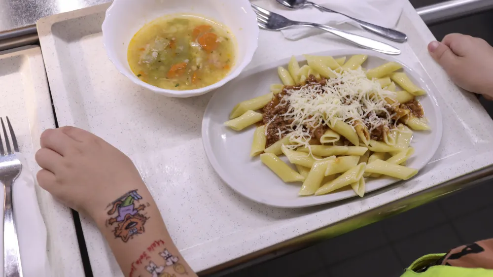 - 29.09.2022 &ndash; Osnovna &scaron;ola Danile Kumar, Gogalova ulica 15 v Ljubljani, &scaron;olska prehrana - kuhinja - priprava kosil za osnovno&scaron;olce //FOTO: Jaka Gasar