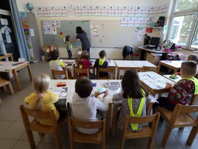 Učenci prvega razreda pouk spremljajo v učilnici, ki so jo naredili s predelavo garderob.&nbsp;