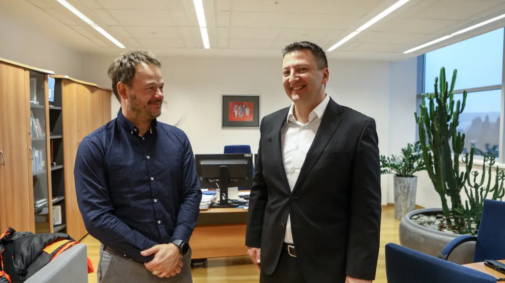 Se Viktor Vračar (na fotografiji levo, desno direktor TE&Scaron; Mitja Ta&scaron;ler) vrača v Termoelektrarno &Scaron;o&scaron;tanj kot generalni direktor?
&nbsp;