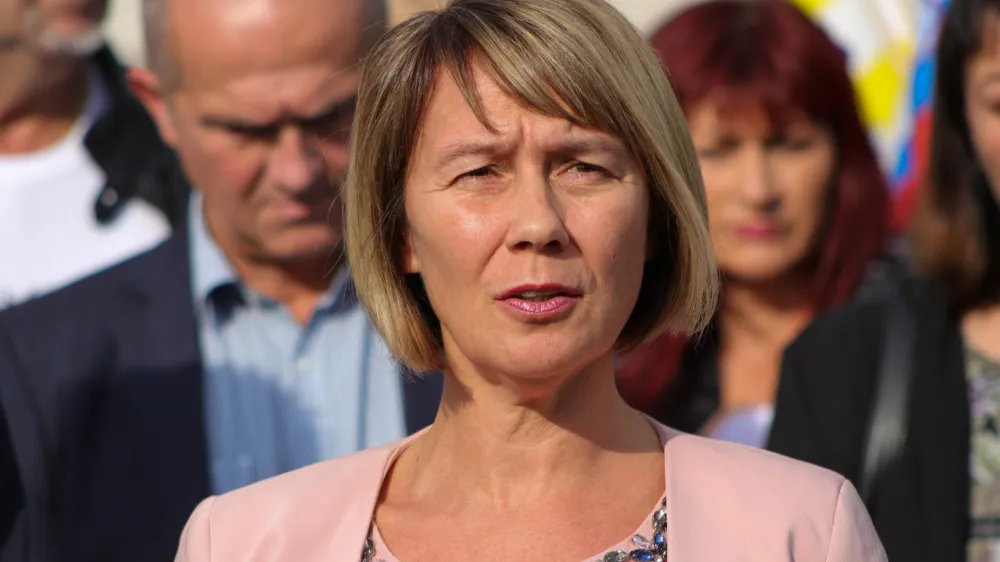 Ljubljana.<br>Izjava za medije stranke SDS ob vlozitvi podpisov za razpis treh zakonodajnih referendumov.<br>Poslanka SDS Alenka Jeraj.