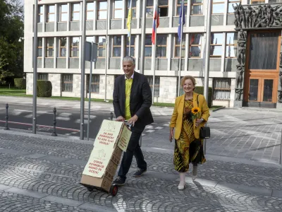 sovodiitelja koalicije Za otroke gre Ale&scaron; Primc in Metka Zevnik - 11.10.2022 - izjava za medije Ale&scaron;a Primca in Metke Zevnik iz koalicije Za otroke gre! pred predajo podpisov pobude za razpis naknadnega zakonodajnega družinskega referenduma za za&scaron;čito otrok in družin o spremembah družinskega zakonika v DZ //FOTO: Luka Cjuha