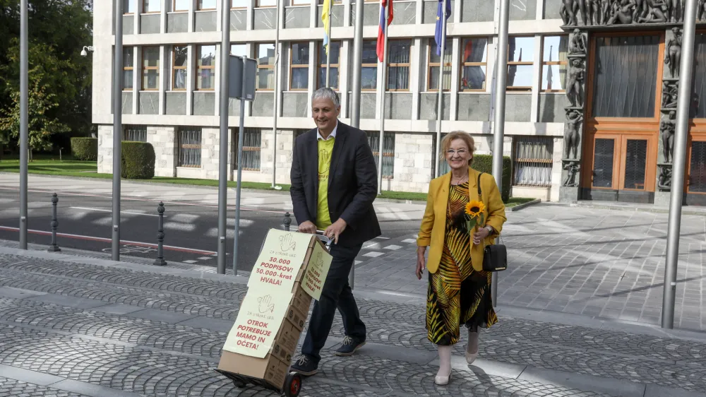 sovodiitelja koalicije Za otroke gre Ale&scaron; Primc in Metka Zevnik - 11.10.2022 - izjava za medije Ale&scaron;a Primca in Metke Zevnik iz koalicije Za otroke gre! pred predajo podpisov pobude za razpis naknadnega zakonodajnega družinskega referenduma za za&scaron;čito otrok in družin o spremembah družinskega zakonika v DZ //FOTO: Luka Cjuha