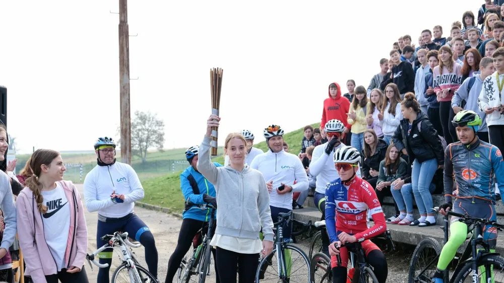 Podnebna &scaron;tafeta je v torek in sredo prepotovala 245 kilometrov dolgo pot skozi Slovenijo, včeraj pa se je za hip ustavila tudi v Kostanjevici na Krki in Leskovcu pri Kr&scaron;kem. F Bo&scaron;tjan Colarič, Gen energija