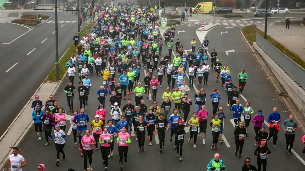 - 24.10.2021- 25. Ljubljanski maraton 2021 - največji teka&scaron;ki dogodek je prvič potekal v znamenju rožnate barve, mesecu ozave&scaron;čanja o raku dojk. - udeleženci so morali izpolnjevati enega od pogojev PCT (preboleli, cepljeni ali testirani) -  //FOTO: Luka Cjuha.