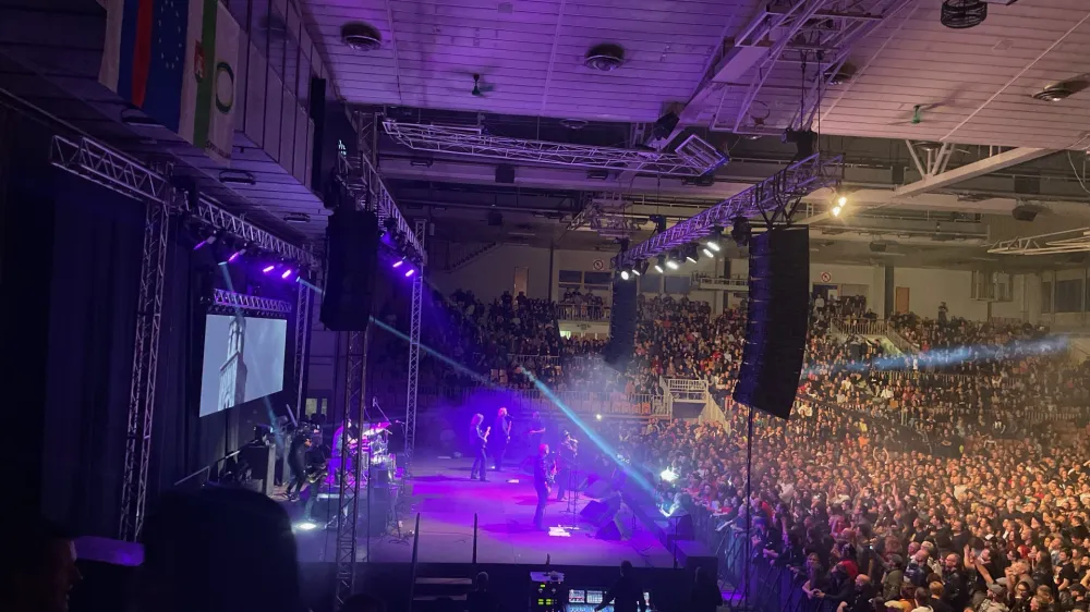 Ob obletnici izida albuma Državni ljubimci so Pankrti ponovno razprodali Halo Tivoli.&nbsp;