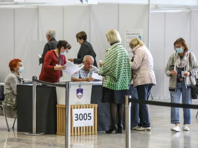 predčasno glasovanje za predsednika republike Slovenije na Gospodarskem razstavi&scaron;ču<br><br>- 18.10.2022 &ndash; Predsedni&scaron;ke volitve 2022 - sedme volitve za petega predsednika republike v samostojni Sloveniji &ndash; volilci so volili med sedmimi kandidati &ndash; Milanom Brglezom, Janezom Ciglerjem Kraljem, Anžetom Logarjem, Nata&scaron;o Pirc Musar, Vladimirjem Prebiličem in Sabino Senčar<br><br> <br><br>//FOTO: Luka Cjuha