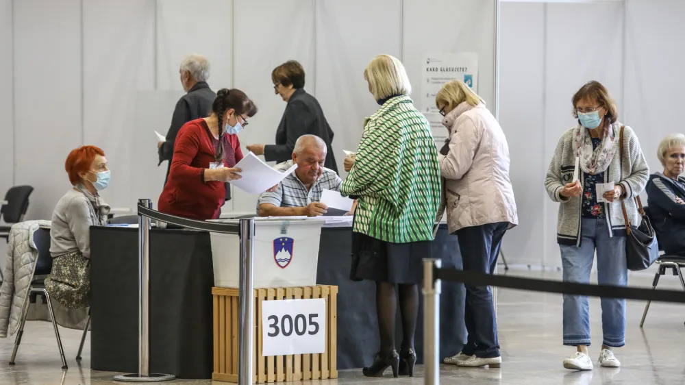 predčasno glasovanje za predsednika republike Slovenije na Gospodarskem razstavi&scaron;ču<br><br>- 18.10.2022 &ndash; Predsedni&scaron;ke volitve 2022 - sedme volitve za petega predsednika republike v samostojni Sloveniji &ndash; volilci so volili med sedmimi kandidati &ndash; Milanom Brglezom, Janezom Ciglerjem Kraljem, Anžetom Logarjem, Nata&scaron;o Pirc Musar, Vladimirjem Prebiličem in Sabino Senčar<br><br> <br><br>//FOTO: Luka Cjuha