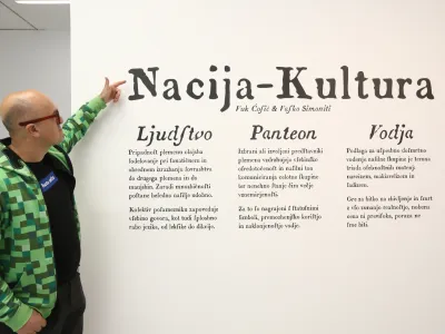 Vuk Ćosić, spletni interaktivni umetnik, pionir internetne umetnosti, strokovnjak za komuniciranje, civilnodružbeni aktivist. - 18.10.2022 &ndash; Muzej sodobne umetnosti Metelkova (MSUM) &ndash; razstava Vuka Ćosića Nacija - Kultura. //FOTO: Luka Cjuha