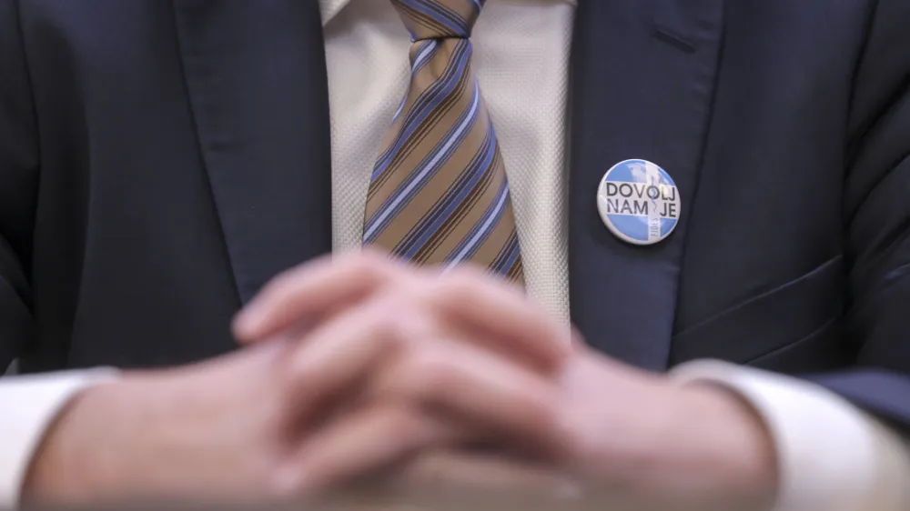 vodja pogajalske skupine Fides Gregor Zemljič - značka DOVOLJ NAM JE <br> <br>- 19.10.2022 - Vladna stran in Sindikat zdravnikov in zobozdravnikov Slovenije Fides podpisala sporazum o prekinitvi napovedane zdravni&scaron;ke stavke.<br> <br>//FOTO: Jaka Gasar