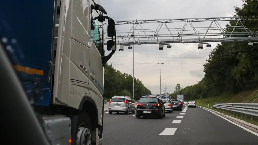 - 18.09.2017 - &scaron;tajerska avtocesta - DARS cestninski nadzorni portal za elektronsko cestninjenje tovornih vozil -   //FOTO: Bojan Velikonja