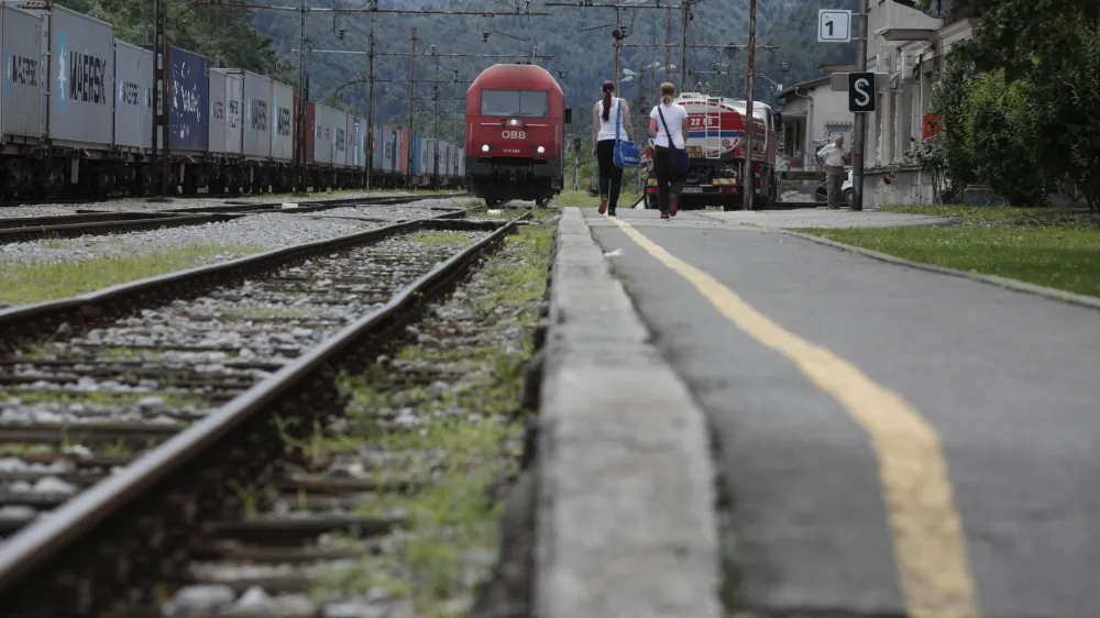 Dizelska lokomotiva11.07.2014 želežni&scaron;ka postaja Borovnica - Sloveske železnice SŽ zaradi žledoloma vozijo vlaki med Koprom in Borovnico z dizelskimi lokomotivami   //FOTO: Luka Cjuha.