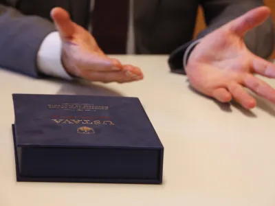 prof. dr. Igor Kaučič, ustavni pravnik - predavatelj na ljubljanski pravni fakulteti in poznavalec referendumske zakonodaje, ilustrativna fotografija - Ustava <br><br><br>//FOTO: Luka CjuhaOPOMBA: ZA OBJAVO V PRILOGI &ndash; DNEVNIKOV OBJEKTIV - INTERVJU 2012