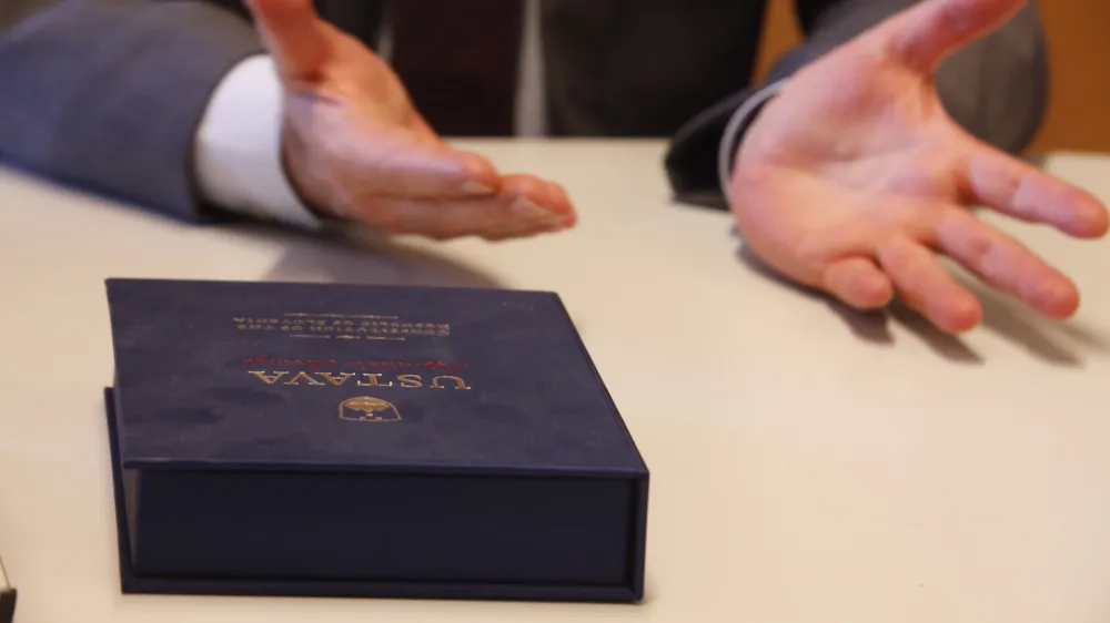 prof. dr. Igor Kaučič, ustavni pravnik - predavatelj na ljubljanski pravni fakulteti in poznavalec referendumske zakonodaje, ilustrativna fotografija - Ustava <br><br><br>//FOTO: Luka CjuhaOPOMBA: ZA OBJAVO V PRILOGI &ndash; DNEVNIKOV OBJEKTIV - INTERVJU 2012