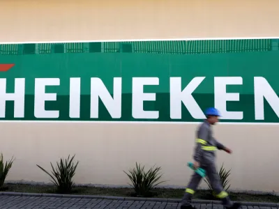 FILE PHOTO: An employee walks past the logo of Heineken at the Heineken brewery in Jacarei, Brazil June 12, 2018. REUTERS/Paulo Whitaker/File Photo