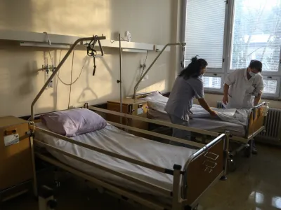 - 15.11.202 &ndash; Bolni&scaron;nica dr. Petra Držaja &ndash; UKC v Ljubljani odprl novi covid oddelek, kjer so za začetek zagotovili 37 dodatnih postelj - epidemija koronavirus Covid-19 v Sloveniji, Vodnikova ulica 62,  //FOTO: Luka Cjuha.