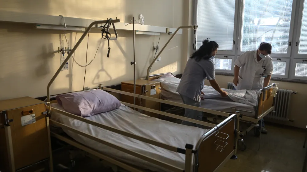 - 15.11.202 &ndash; Bolni&scaron;nica dr. Petra Držaja &ndash; UKC v Ljubljani odprl novi covid oddelek, kjer so za začetek zagotovili 37 dodatnih postelj - epidemija koronavirus Covid-19 v Sloveniji, Vodnikova ulica 62,  //FOTO: Luka Cjuha.