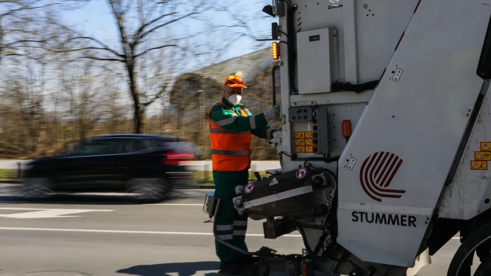 - ločevanje odpadkov &ndash;- reciklaža -- odpadki &ndash; smeti - - 11.03.2020 - Odvoz me&scaron;anih odpadkov v naselju BS3 v Ljubljani. Podjetje Snaga. //FOTO: Bojan Velikonja