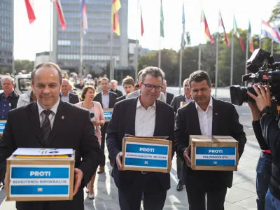 Stranka SDS. poslanci SDS Zvone Černač, mag. Branko Grims, Janez Magyar,- 12.10.2022 &ndash; Predaja in izjava za medije zbranih podpisov stranke SDS pod zahteve za razpis referendumov o zakonih o vladi, RTVS in dolgotrajni oskrbi //FOTO: Bojan Velikonja