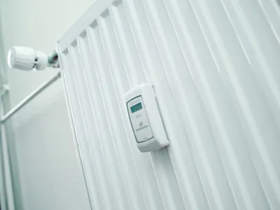 - centralno ogrevanje - delilnik stro&scaron;kov toplote - daljinsko odcitavanje vrednosti porabe -merilec - radiator //FOTO: Tomaž Zajel&scaron;nik