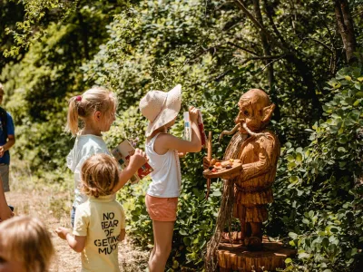 V nedeljo, 20. novembra vabljeni na voden pohod na &Scaron;kratji Kras. Zbirno mesto ob 11. uri bo na parkiri&scaron;ču pri po&scaron;ti v &Scaron;tanjelu. Dan boste lahko združili tudi z obiskom čisto nove izkustvene razstave na Gradu &Scaron;tanjel &raquo;Narava in človek na Krasu&laquo;, ki je &scaron;e posebej zanimiva za družine. Cena družinsko obarvanega doživetja je 7,50 evra na osebo. Je pa &Scaron;kratji Kras družinska dogodiv&scaron;čina v &Scaron;tanjelu na Krasu, ki otroke in odrasle popelje v čudoviti svet Krasa. Izvirna zgodba &Scaron;kratje s Krasa Uro&scaron;a Grilca z ilustracijami Zvonka Čoha je ekolo&scaron;ko ozave&scaron;čena pripoved o tem, kako so nagajivi &scaron;kratje zagodli prebivalcem &Scaron;tanjela, v katerem je vse postavljeno na glavo. Na &Scaron;kratjem Krasu so skrili kra&scaron;ke pečate in vsenaokrog natrosili &scaron;kratje uroke. 
