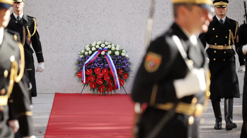 Ljubljana, Kongresni trg.<br>Osrednja drzavna spominska slovesnost s polaganjem venca predsednika republike Boruta Pahorja pred spomenikom vsem zrtvam vojn in z vojnami povezanim zrtvam.