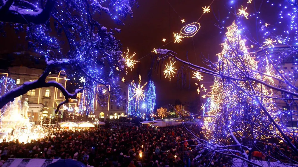 - Veseli december 2010 - prižiganje novoletne luči v sredi&scaron;ču prestolnice - svetlobna okrasitev mesta - začetek prazničnega decembrskega vzdu&scaron;ja na ljubljanskih ulicah - novoletno okra&scaron;ena Ljubljana <br><br><br>//FOTO: Bojan Velikonja 