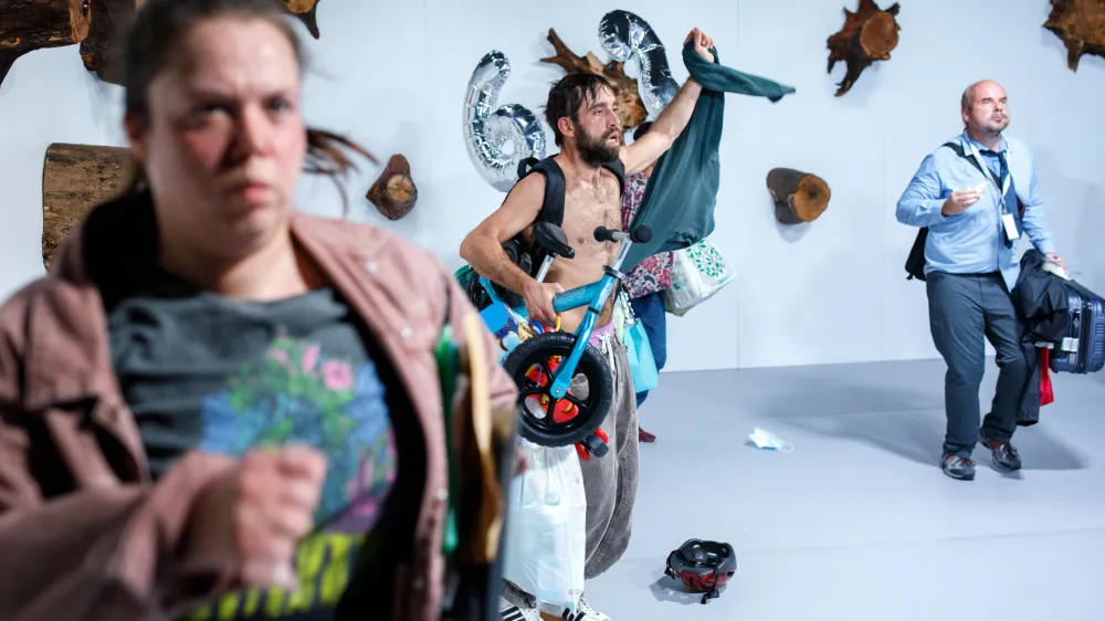 Krize<br><br>Režija: Žiga Divjak<br><br>Koprodukcija: Slovensko mladinsko gledali&scaron;če, Maska Ljubljana, Bitef (Beograd) in Zadruga Domino (Zagreb)<br><br>Fotografija: Matej Pov&scaron;e<br>