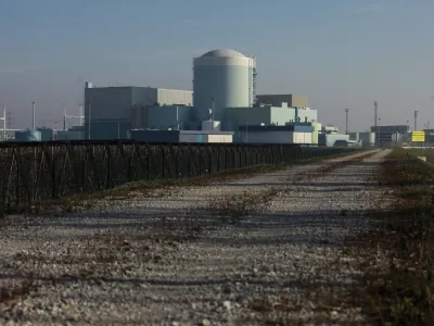 <br><br><br>- 4.12.2013 - Nuklearna elektrarna Kr&scaron;ko - NEK je opremljena z Westinghousovim lahkovodnim tlačnim reaktorjem toplotne moči 2000 MW. Njena moč na pragu je 696 MW. Elektrarna je priključena na 400 kV omrežje za napajanje potro&scaron;nih sredi&scaron;č v Sloveniji in Hrva&scaron;ki. stavba<br><br><br><br>//FOTO: Luka Cjuha