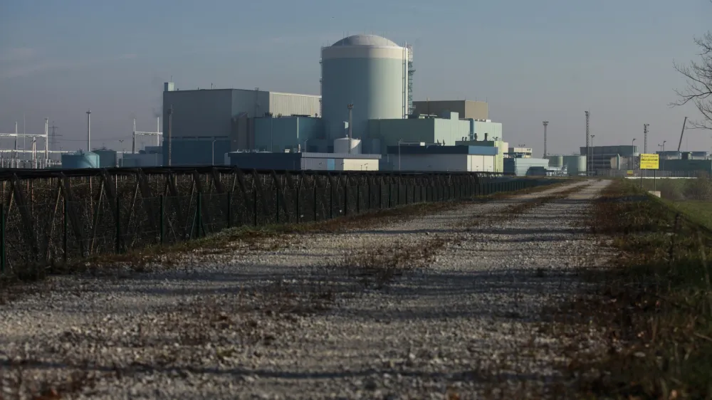 <br><br><br>- 4.12.2013 - Nuklearna elektrarna Kr&scaron;ko - NEK je opremljena z Westinghousovim lahkovodnim tlačnim reaktorjem toplotne moči 2000 MW. Njena moč na pragu je 696 MW. Elektrarna je priključena na 400 kV omrežje za napajanje potro&scaron;nih sredi&scaron;č v Sloveniji in Hrva&scaron;ki. stavba<br><br><br><br>//FOTO: Luka Cjuha