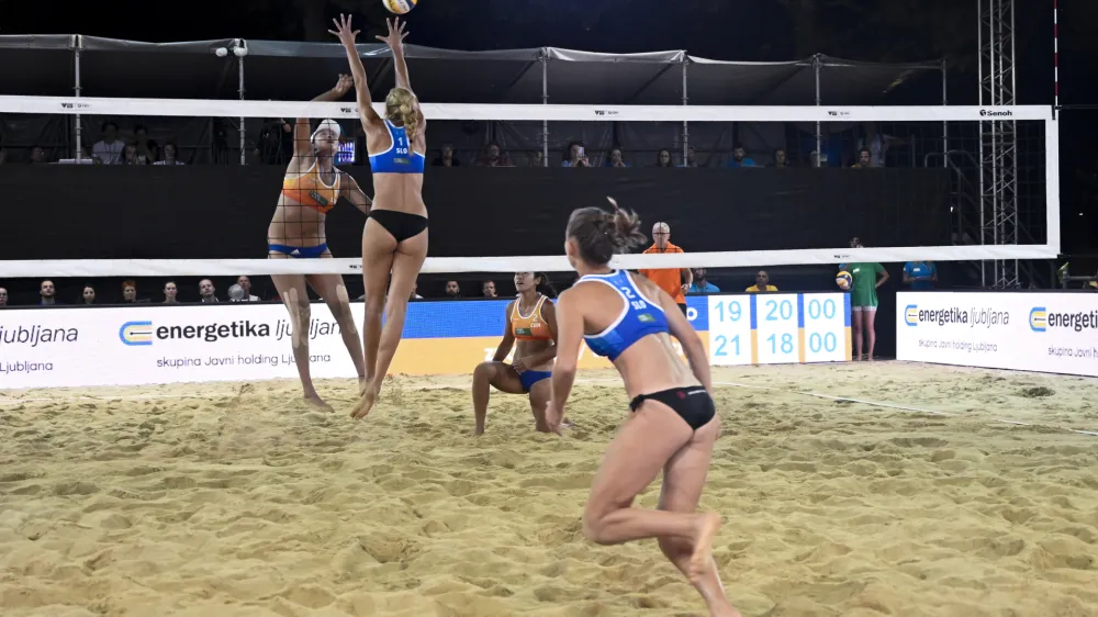 Tja&scaron;a Kotnik Maja MaroltZhu Lingdi in Wang- 31.07.2022 - Odbojka na mivki Ljubljana Beach Volley 2022 &ndash; finale svetovne serije //FOTO: Nik Erik Neubauer