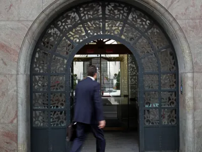 Na ZZZS &ndash; na fotografiji je njihova stavba na Miklo&scaron;ičevi cesti v Ljubljani &ndash; zavarovancem ne ponujajo obiskov na domu.