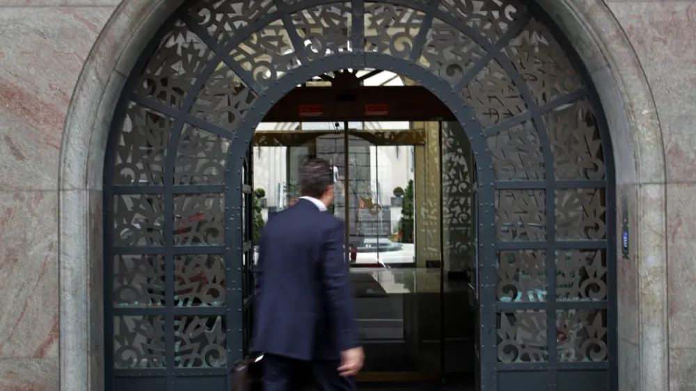 Na ZZZS &ndash; na fotografiji je njihova stavba na Miklo&scaron;ičevi cesti v Ljubljani &ndash; zavarovancem ne ponujajo obiskov na domu.