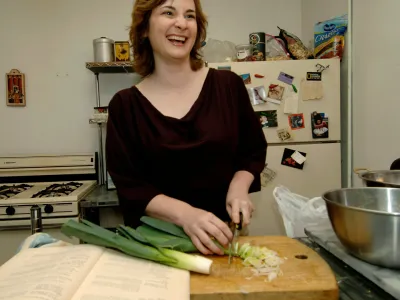 Minuli teden je pri 49 letih umrla kulinarična blogerka Julie Powell, ki jo je v filmu Julie in Julija leta 2009 proslavila igralka Amy Adams. V filmu, posnetem po podvigu Powellove iz leta 2002, je poleg Adamsove igrala tudi Meryl Streep, upodobila pa je znamenito ameri&scaron;ko kuharico Julio Child. Powellova je leto 2002, ko si je zadala nalogo, da bo skuhala jedi po 524 receptih Julie Child, najprej popisala na svojem blogu, nato pa je izdala &scaron;e knjigo Julie & Julia: 365 Days, 524 Recipes, 1 Tiny Apartment Kitchen (Julie in Julia: 365 dni, 524 receptov, 1 mala kuhinja v stanovanju). Julia Child je je poleg svoje televizijske oddaje v 60. letih prej&scaron;njega stoletja zaslovela predvsem s knjigo o francoski kuhinji Mastering the Art of French Cooking, Volume 1.