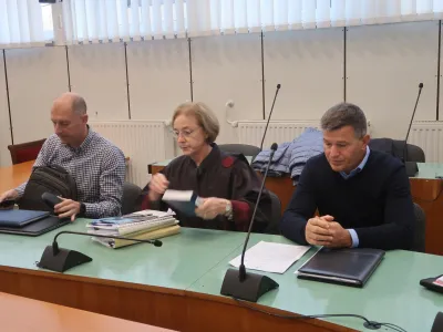 Celje, celjsko okrozno sodisce.<br>Nadaljevanje sojenja v zadevi Tes 6.<br>Nekdanji vodja bloka 6 Bojan Bresar, njegova zagovornica Branka Zobec Hrastar in nekdanji direktor Tesa Uros Rotnik.