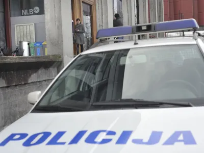  simbolična - ilustrativna fotografija NLB, afera, preiskave, preiskava, policija- &Scaron;martinska cesta 132 - Nova Ljubljanska banka - hi&scaron;na preiskava -   - hi&scaron;ne preiskave 2013 - kriminalistična preiskava domnevno spornega poslovanja NLB. - zaradi nepravilnosti pri odobravanju kreditov banka o&scaron;kodovana za tri milijone evrov   //FOTO: Tomaž Zajel&scaron;nik