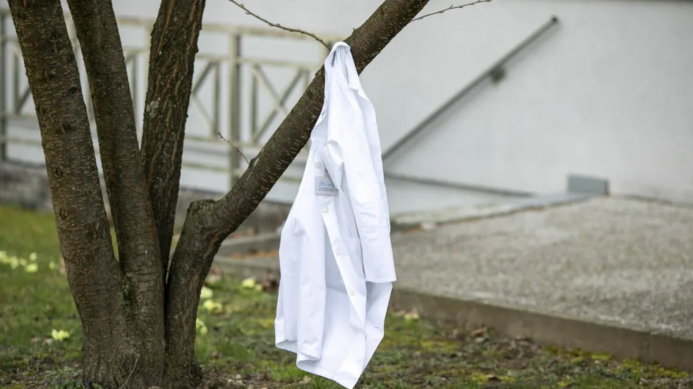 zdravstvo, zdravni&scaron;ka halja, zdravniki, zdravstveni dom