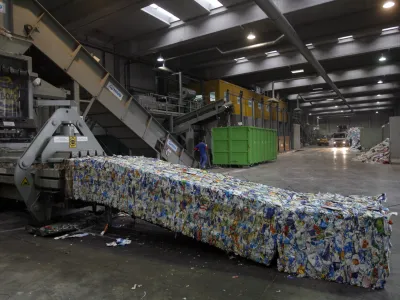 zbirnimi center odpadkov Bukovžlak - sortirana tetrapak embalaža -- RCERO Celje - Regionalni center za ravnanje z odpadki - sodoben regijski projekt, v katerega je vključeno 24 občin Savinjske regije, odlagali&scaron;če odpadkov - //FOTO: Luka Cjuha