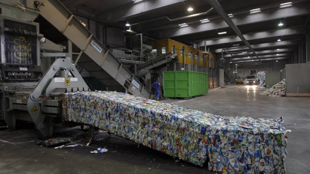 zbirnimi center odpadkov Bukovžlak - sortirana tetrapak embalaža -- RCERO Celje - Regionalni center za ravnanje z odpadki - sodoben regijski projekt, v katerega je vključeno 24 občin Savinjske regije, odlagali&scaron;če odpadkov - //FOTO: Luka Cjuha