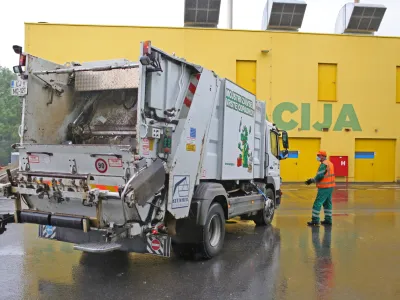 - smetarsko vozilo Snaga- 11.05.2018 &ndash; Deponija Barje - Regijski center za ravnanje z odpadki (RCERO) Ljubljana, Cesta dveh cesarjev 101, - predelava me&scaron;anih komunalnih in biolo&scaron;kih odpadkov tretjine Slovenije//FOTO: Bojan Velikonja