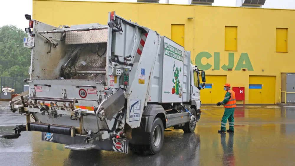 - smetarsko vozilo Snaga- 11.05.2018 &ndash; Deponija Barje - Regijski center za ravnanje z odpadki (RCERO) Ljubljana, Cesta dveh cesarjev 101, - predelava me&scaron;anih komunalnih in biolo&scaron;kih odpadkov tretjine Slovenije//FOTO: Bojan Velikonja