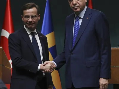 Turkish President Recep Tayyip Erdogan, right, and Sweden's new prime minister, Ulf Kristersson, shake hands after a joint press conference at the presidential palace in Ankara, Turkey, Tuesday, Nov. 8, 2022. Kristersson met Erdogan on Tuesday in an effort to clinch Turkish approval for his country's bid to join NATO.(AP Photo/Burhan Ozbilici)