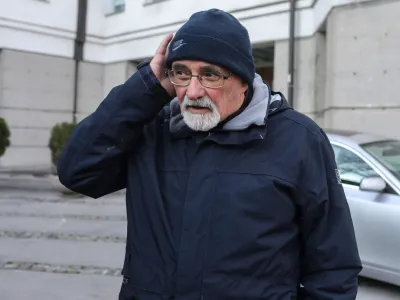 Du&scaron;an Merc<br><br><br>- 28.11.2018 &ndash; sojenje nekdanjemu ravnatelju Osnovne &scaron;ole Prule Du&scaron;anu Mercu &ndash; obtožen kaznivega dejanja nevestnega dela v službi, ker je za&scaron;čitil osnovno&scaron;olki, ki sta se izpovedali, da sta ju spolno napadla osnovno&scaron;olca, <br><br><br>//FOTO: Jaka Gasar